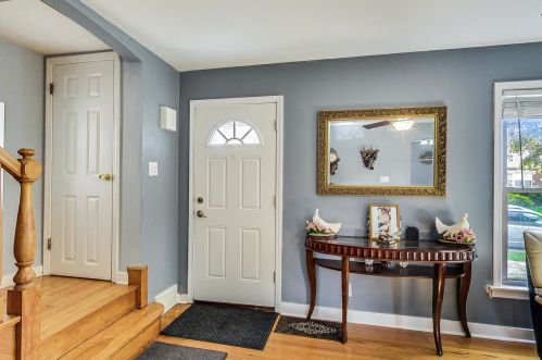 2742 Oak Park Ave, Forest View, IL 60402-2535