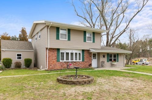 11 Margaret Rd, Taunton, MA 02718-1221