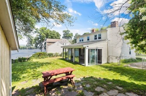 379 Main St, Groveland MA 01834-1428 exterior