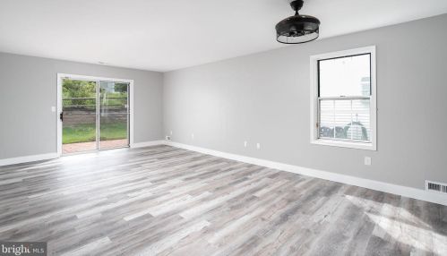 4 Willowwood Ct, Columbus NJ  08022-1025 exterior