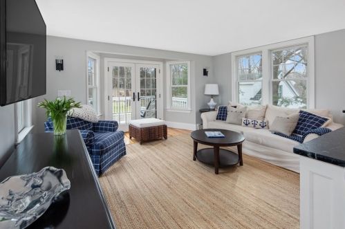 56 Elm St, Hingham MA 02043-2431 exterior