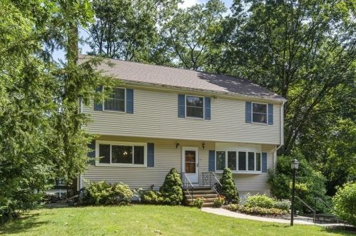 2 Jonathan Rd, Burlington MA 01803-1414 exterior