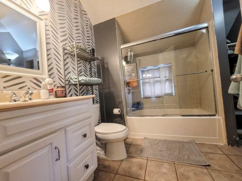 2 Barrett St, Fall River MA 02724-3302 exterior