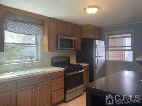 38 Harris St, Carteret, NJ 07008-2902