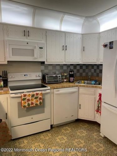 11 Medford Ct, Tinton Falls NJ 07701-5446 exterior