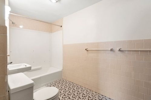 22 Oakland St, Newton MA 02458-1848 exterior