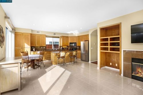 357 Napoleon Dr, San Leandro CA 94577-1580 exterior