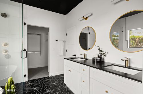 1038 Clarendon Ave, Phoenix AZ 85033-4119 exterior