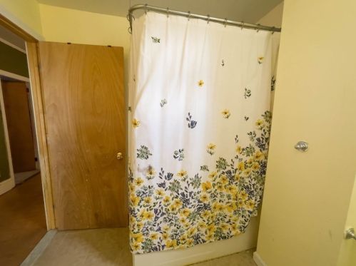 296 Hamlet St, Fall River MA 02724-3340 exterior