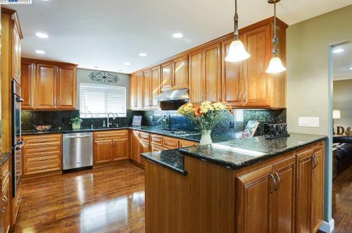 1476 Regent Dr, San Leandro CA 94577-5323 exterior