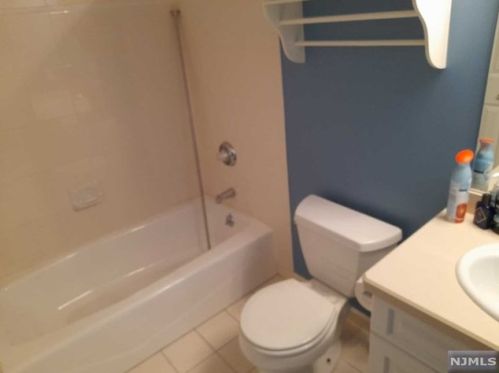 120 Stonegate Trl, Cresskill NJ 07626-2437 exterior