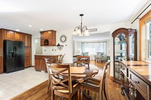 1069 Burt St, Taunton MA 02780-5166 exterior