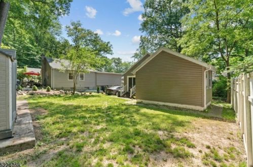 350 Skyline Lk Dr, Skyline Lakes NJ 07456-1952 exterior