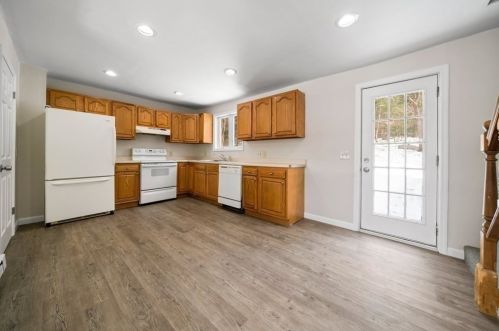 8 Ledge St, Sutton MA 01590-1665 exterior