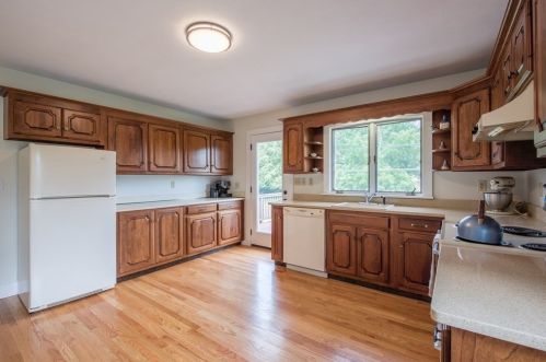 418 Shays St, Amherst MA  01002-2945 exterior