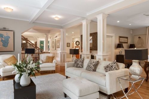 112 Edgewater Dr, Needham MA 02492-2776 exterior