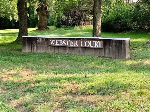 5 Webster Ct, Amherst MA 01002-2833 exterior