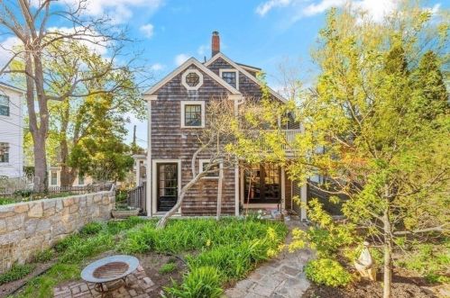 32 Main St, Rockport MA 01966-1512 exterior