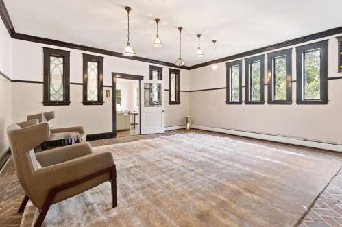 215 Ave, Weston MA 02493-1908 exterior