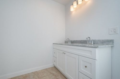 711 Salisbury St, Worcester MA 01609-1122 exterior