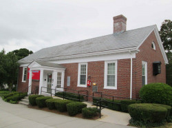 466 Woodward St, Newton, MA 02468-1588