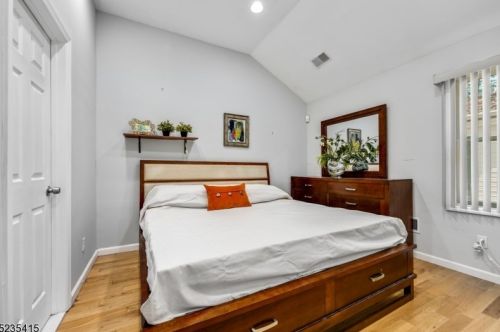 27 Ridgedale Ave, East Hanover NJ 07936-1804 exterior