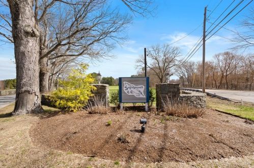 1086 Burt St, Taunton MA 02780-5166 exterior