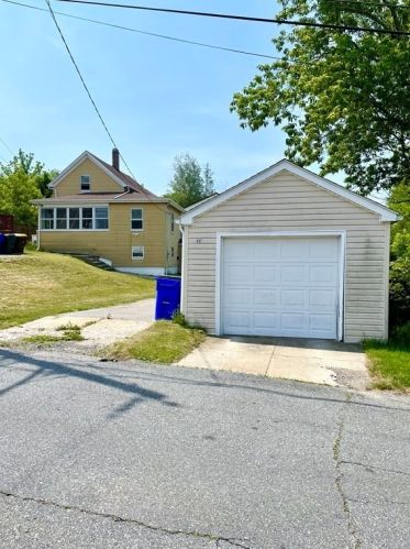 497 Summit St, Fall River, MA 02724-1727