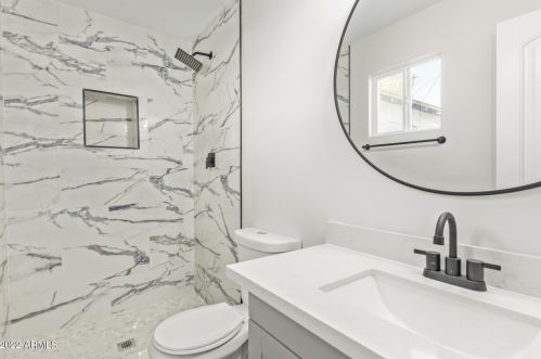 1352 Clarendon Ave, Phoenix AZ 85033-4121 exterior