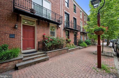 269 3rd St, Philadelphia, PA 19106-1209