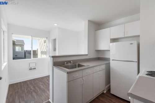 13095 Neptune Dr, San Leandro CA  94577-3130 exterior