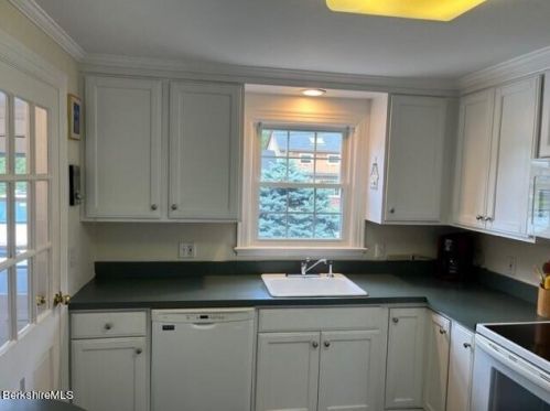 137 Berkshire Dr, Williamstown, MA 01267-2519