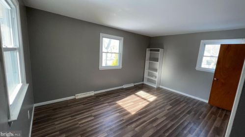 102 Military Dr, West Deptford NJ 08063-1506 exterior