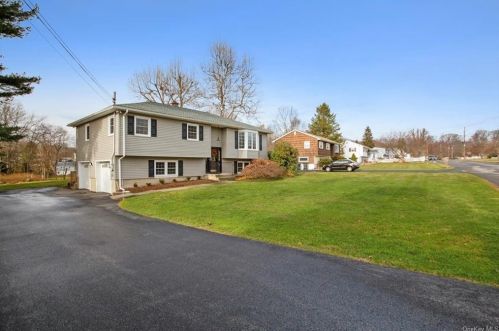 49 Friendly Rd, Mahopac, NY 10541-1922