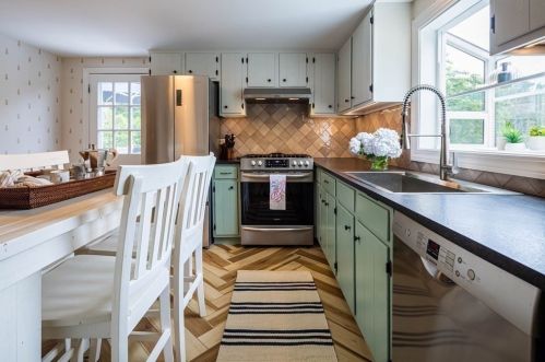 74 Ellis St, Chatham MA  02633-1881 exterior