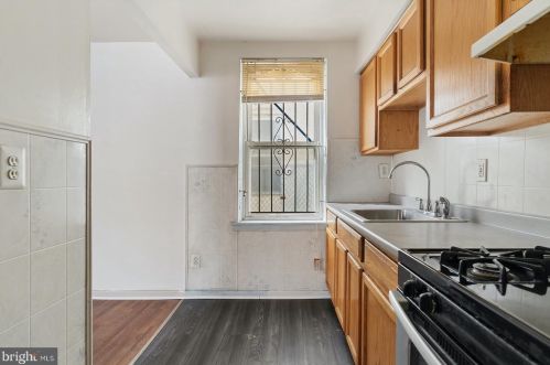 1239 6 St, Philadelphia PA 19140-4561 exterior