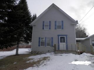 8 Sanford Ave, Derby, ME 04463-1229