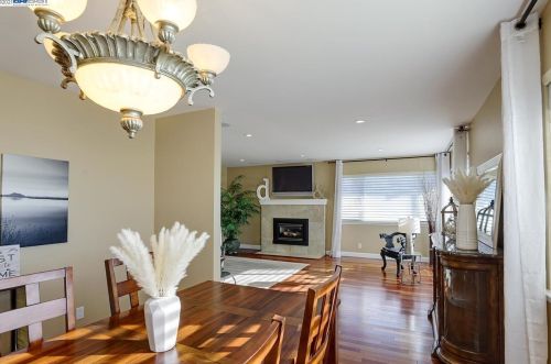 1476 Regent Dr, San Leandro CA 94577-5323 exterior