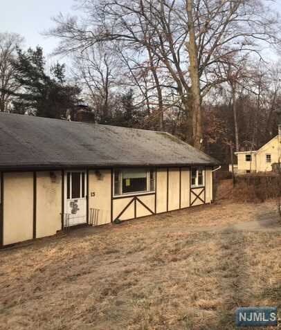 13 Duffy Rd, Skyline Lakes, NJ 07456-1862