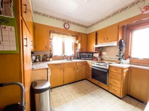 296 Hamlet St, Fall River MA 02724-3340 exterior