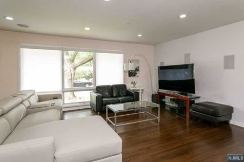 2 Monument Pl, Cresskill NJ  07626-1334 exterior