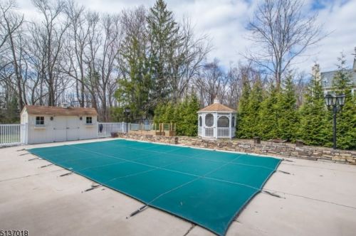 23 Brentwood Dr, East Hanover NJ 07936-2403 exterior