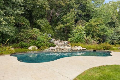 215 Ave, Weston MA 02493-1908 exterior