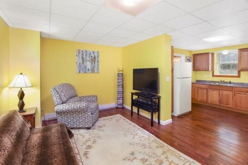 142 St, East Brookfield MA 01515-1612 exterior