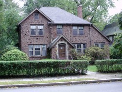 792 Chestnut St, Newton, MA 02468-2317