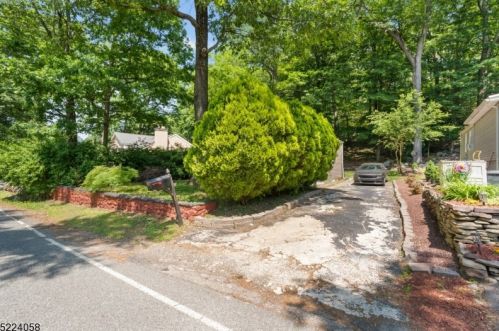 350 Skyline Lk Dr, Skyline Lakes NJ 07456-1952 exterior