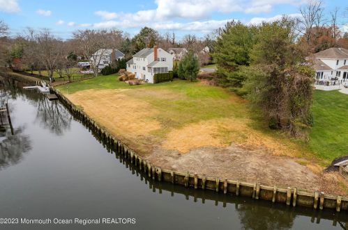 7 Pirates Cove Rd, Little Silver NJ 07739-1623 exterior