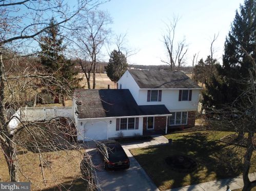 239 Hampshire Dr, West Deptford, NJ 08096-4206