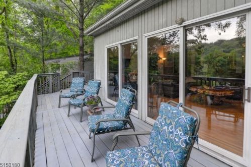 364 Skyline Lake Dr, Skyline Lakes, NJ 07456-1921