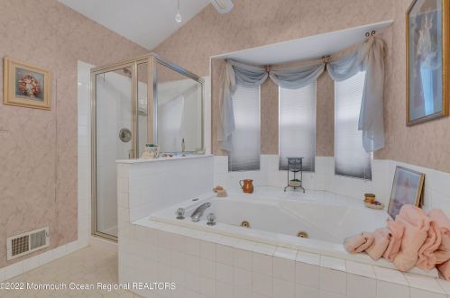 11 Charles Ct, Tinton Falls NJ 07712-7941 exterior